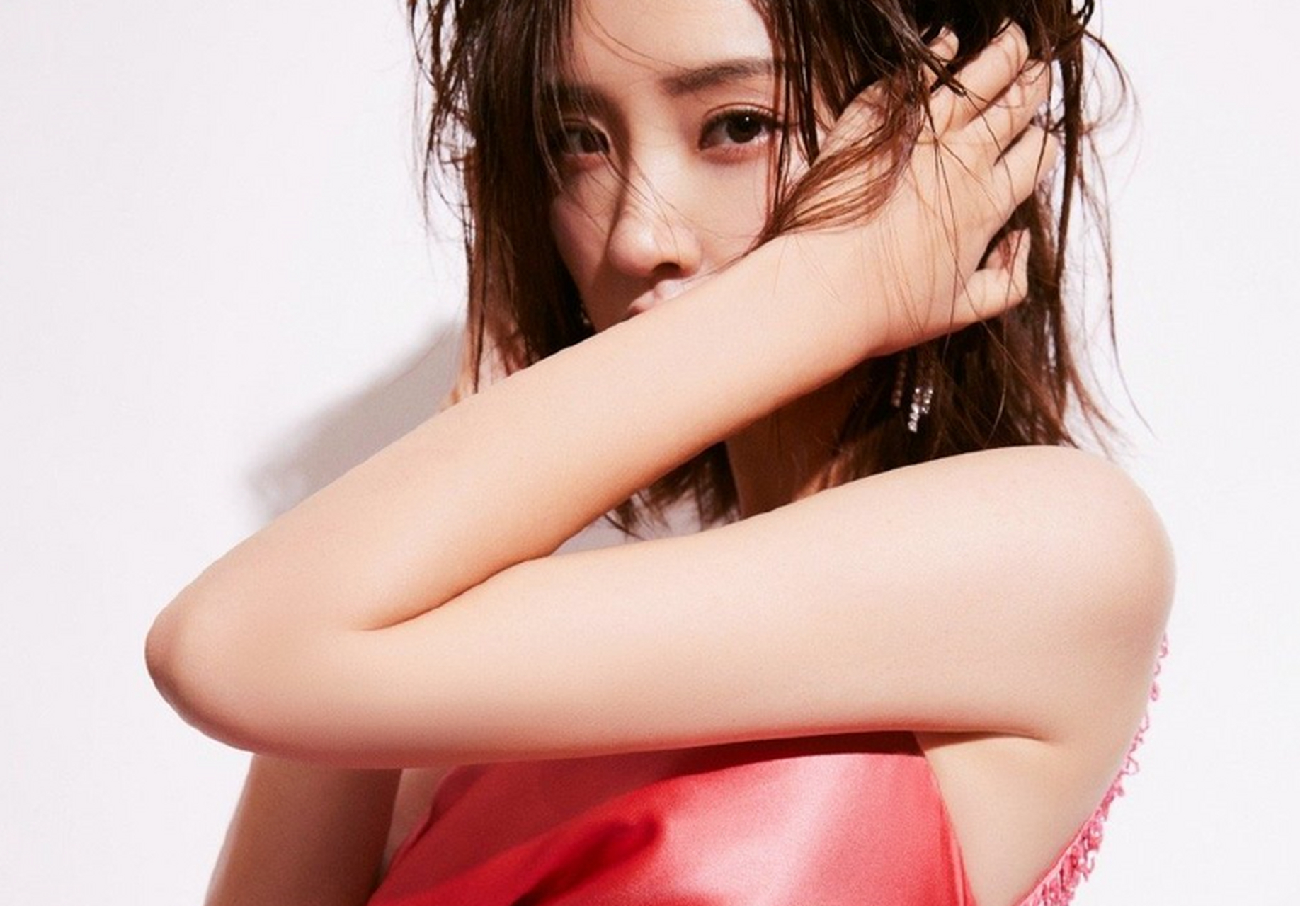 唐艺昕:裙摆摇曳,描绘曼妙身姿