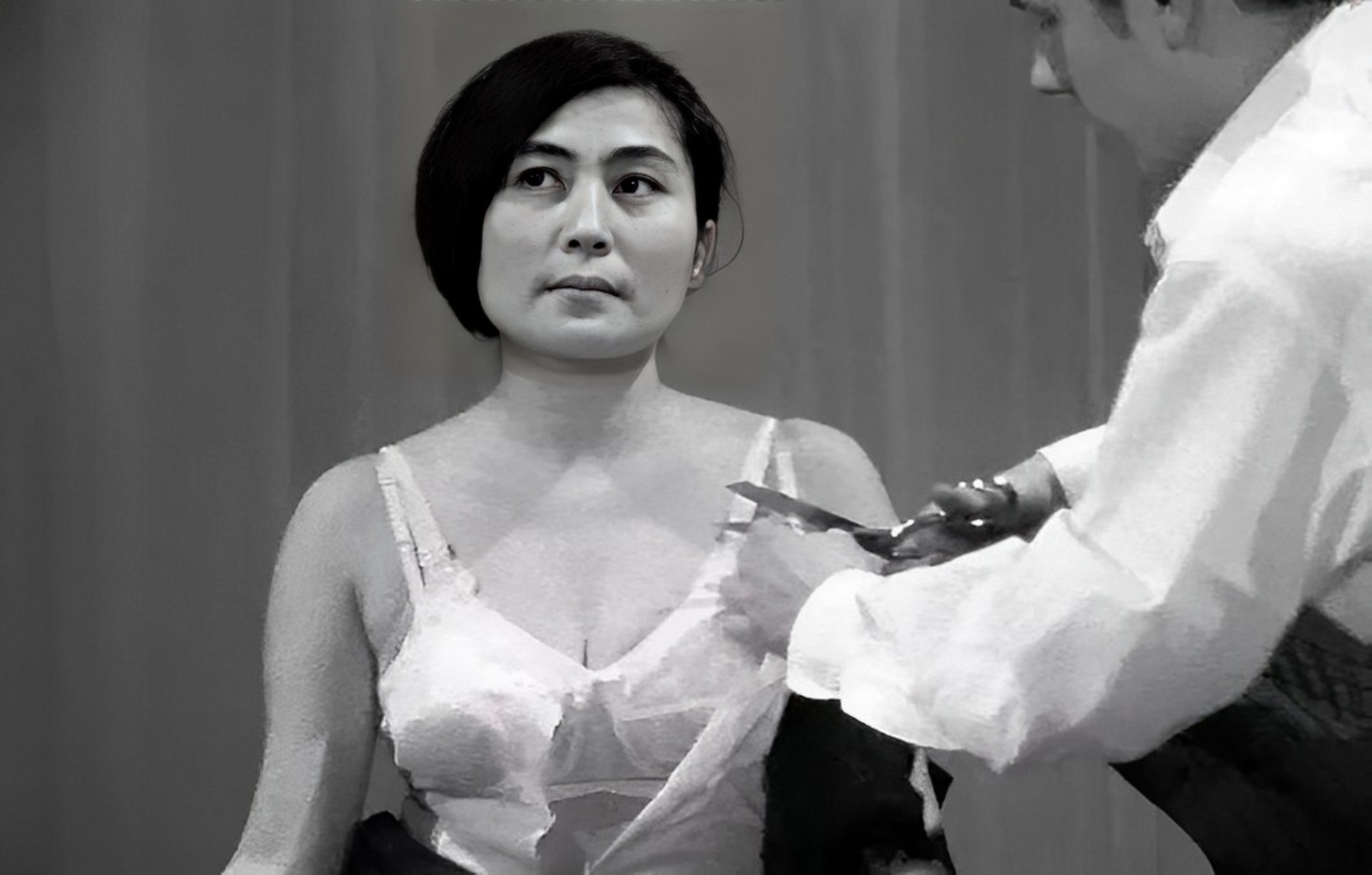 女子是一位名叫小野洋子的行为艺术家,她的表演很简单:她什么都没做