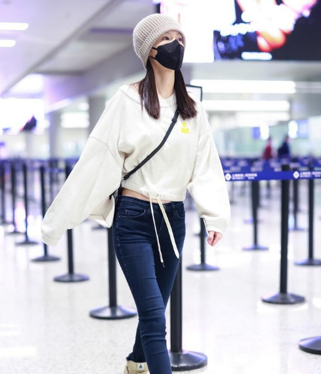 李沁机场街拍,白色卫衣搭配紧身牛仔裤,毛线帽,青春朝气,满满的少女感