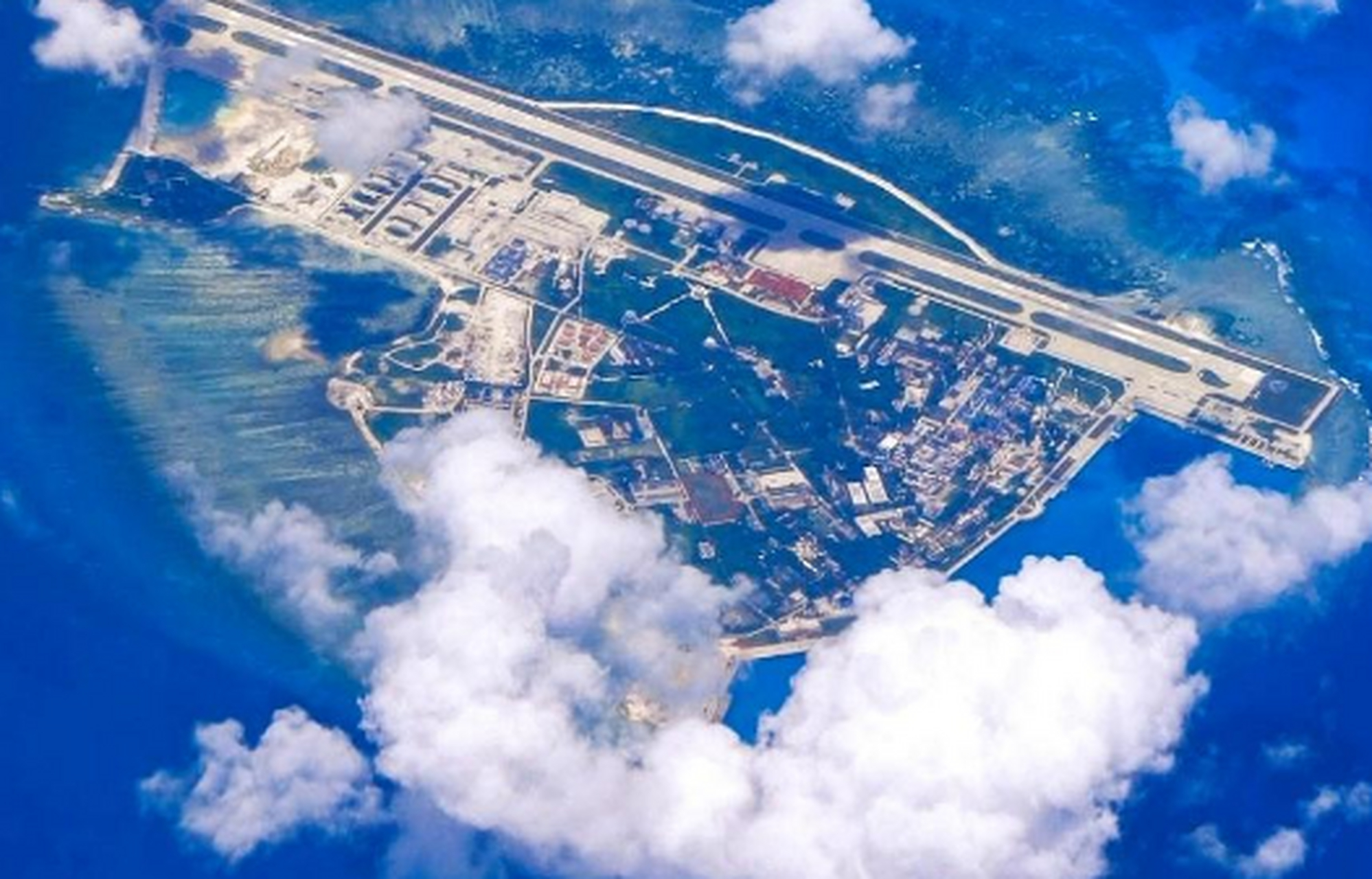 从地理区位来讲,永兴岛是连接南沙群岛与中沙群岛的海上枢纽,是"永暑