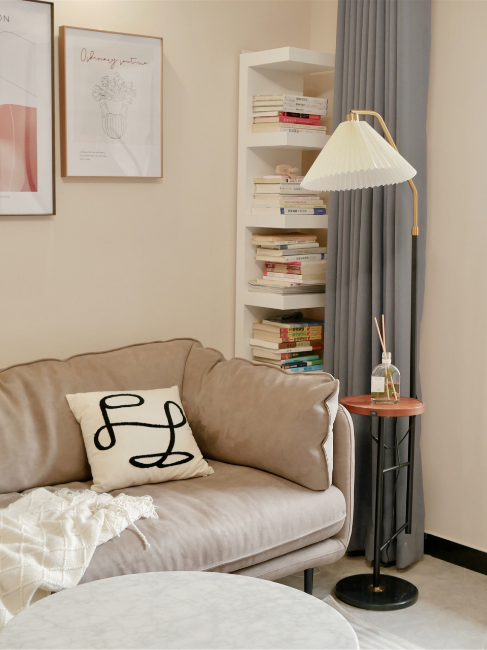 2米的利蒙书桌,分别当梳妆台和双人书桌,颜值和实力并存,简约的设计超