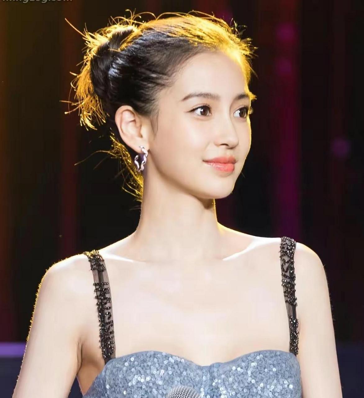 杨颖出席活动,一袭星空吊带长裙,简直美翻了!女神气质尽显