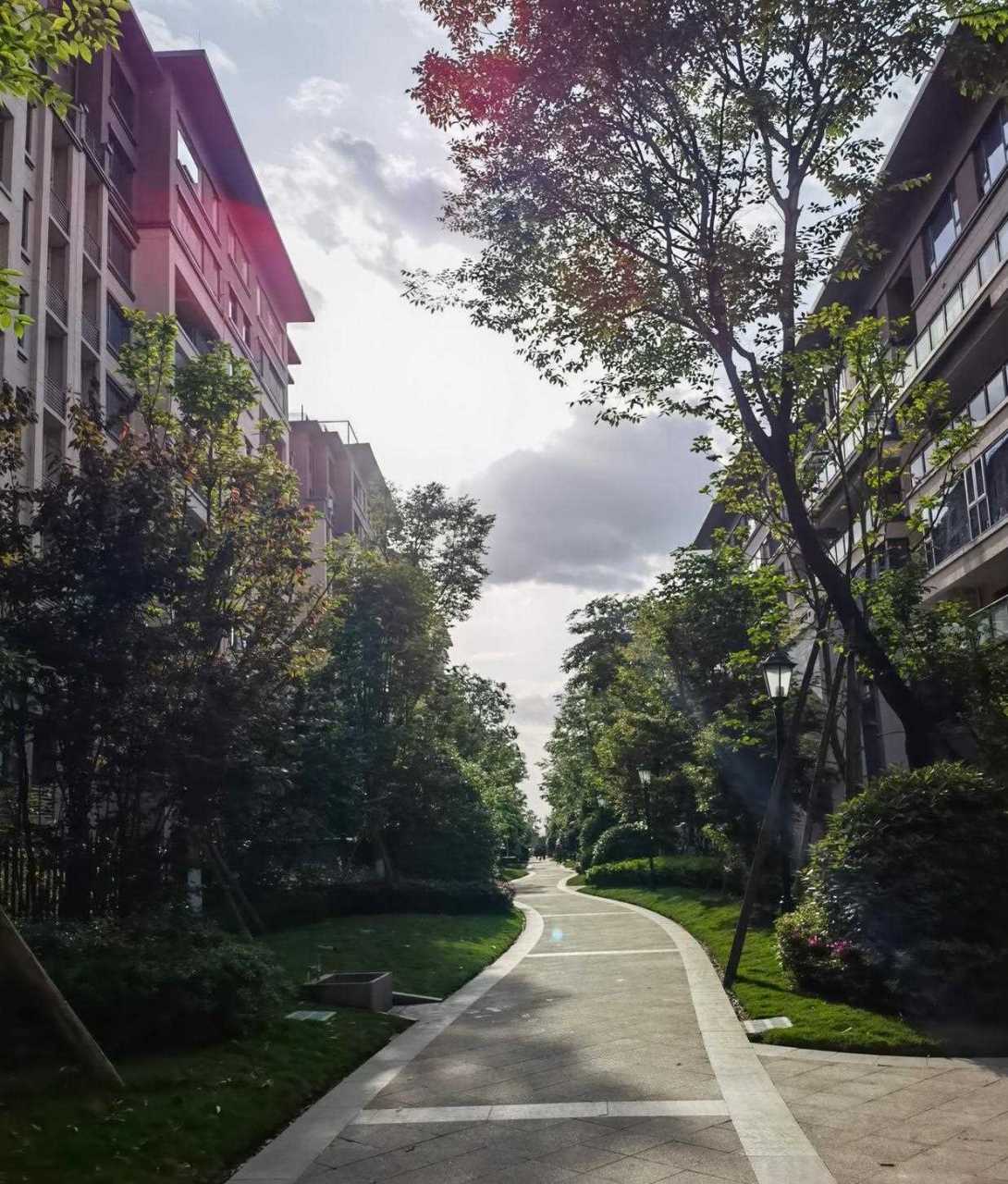 合能枫丹铂麓位紧邻成都以前第一豪宅别墅区麓山国际,小区整体打造的