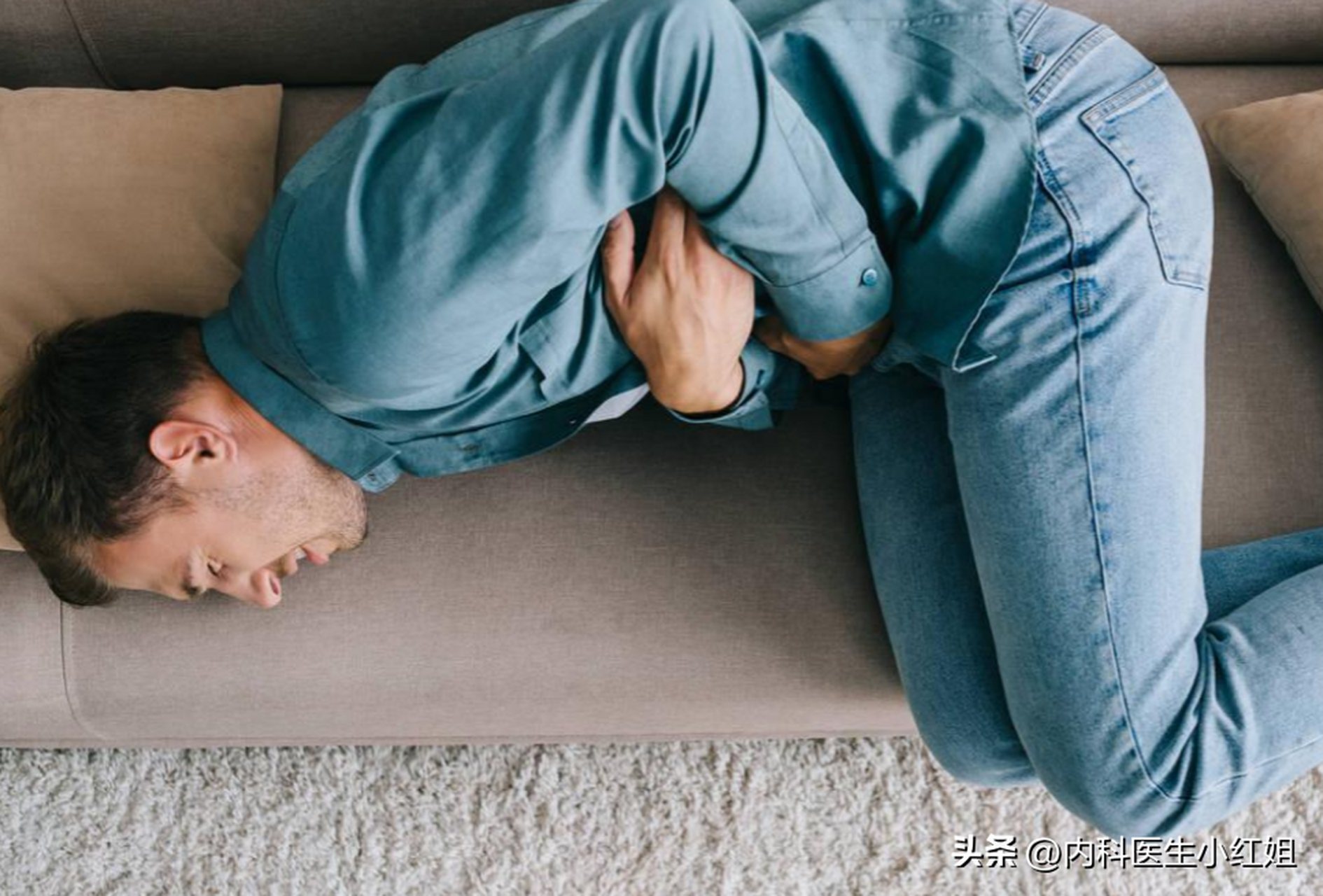 27岁的邹先生凌晨4点突然肚子剧痛,强忍到8点去医院检查.