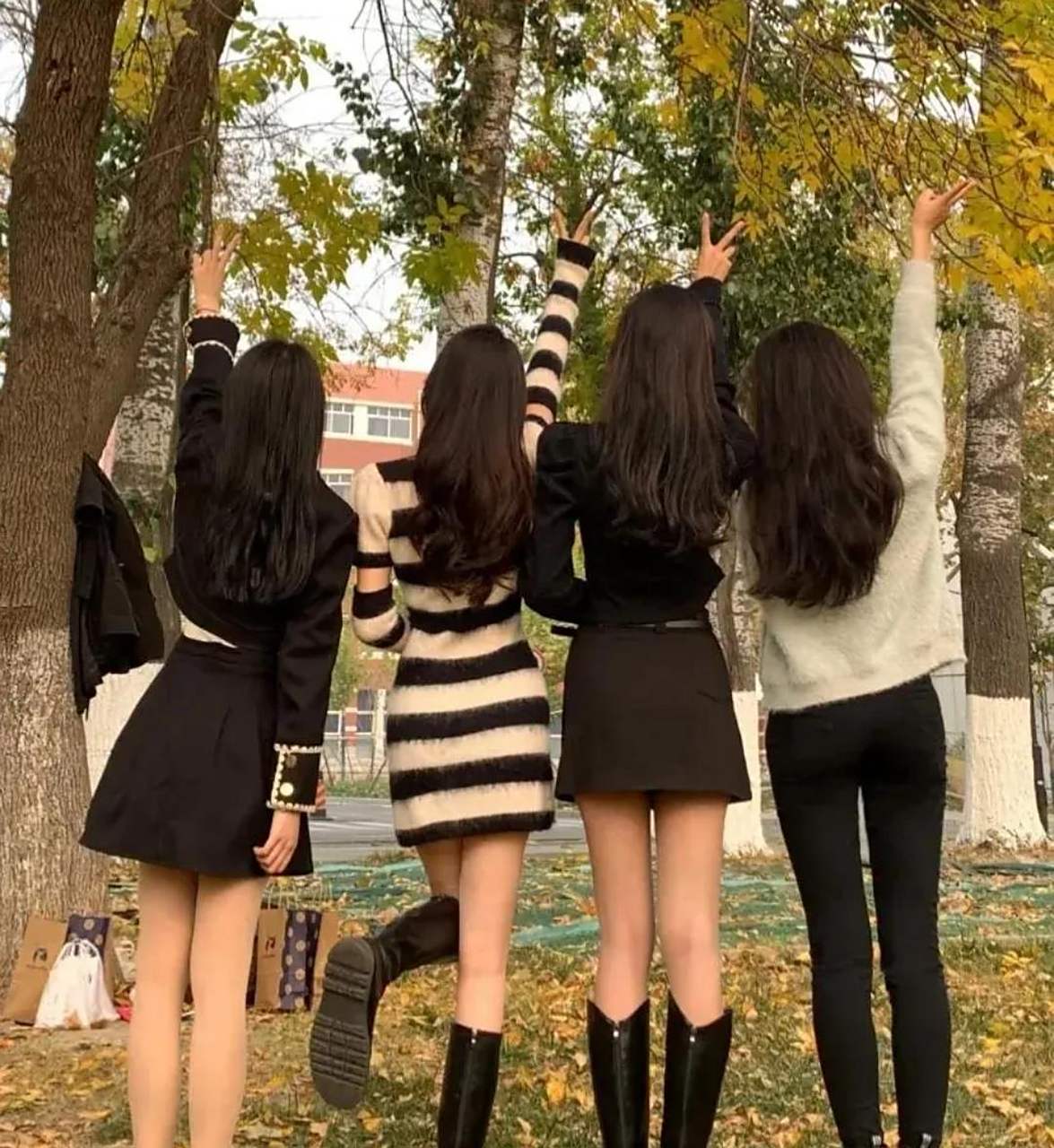 网友:四个女生合影,那个是你最喜欢的类型?