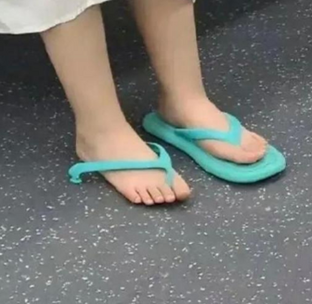 穿拖鞋在高峰期挤地铁太可怕了