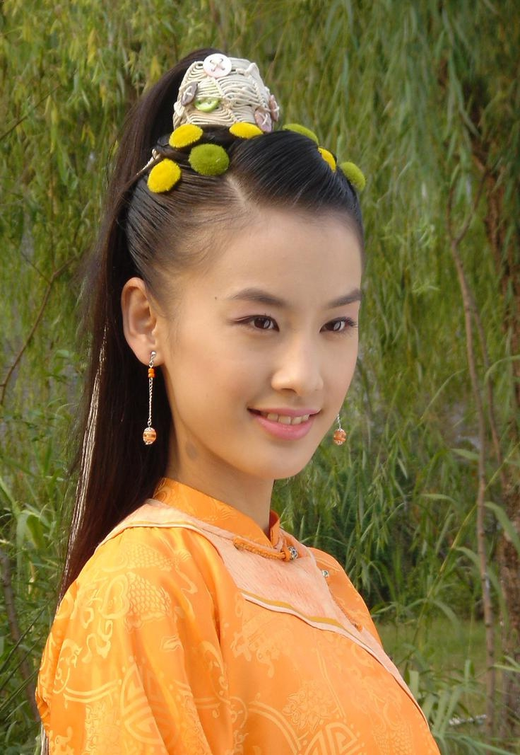 黄圣依年轻时更清纯,内双眼睛也很有神韵,古装剧令人过目难忘