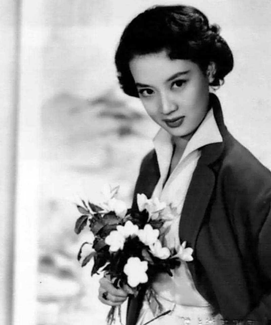 尤敏,外貌清纯可人,出色的演技和清雅的气质,是香港国语影坛独一无二