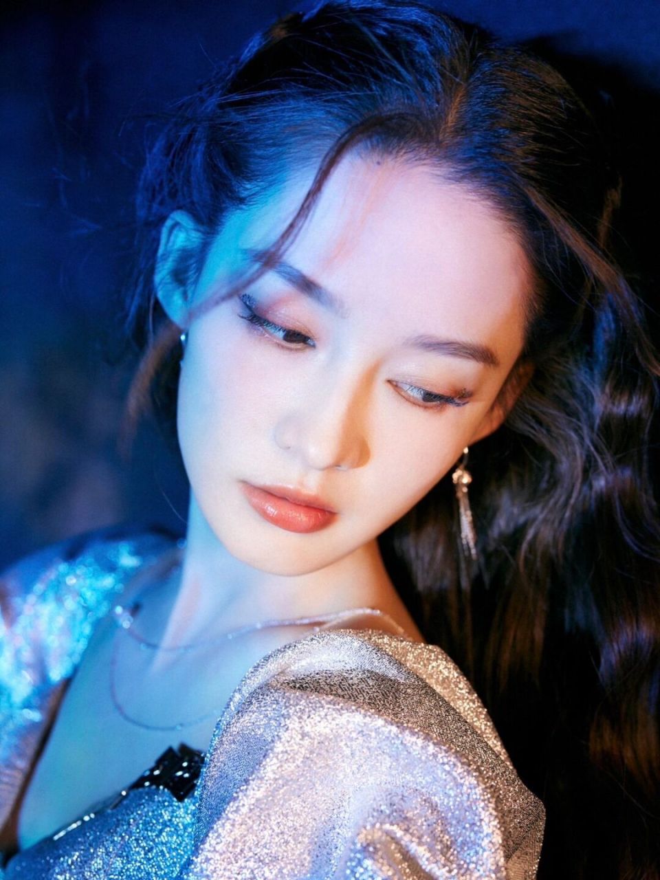 李沁银色闪片小礼服 李沁出席活动一袭银 色闪片迷你连衣裙搭配同色系