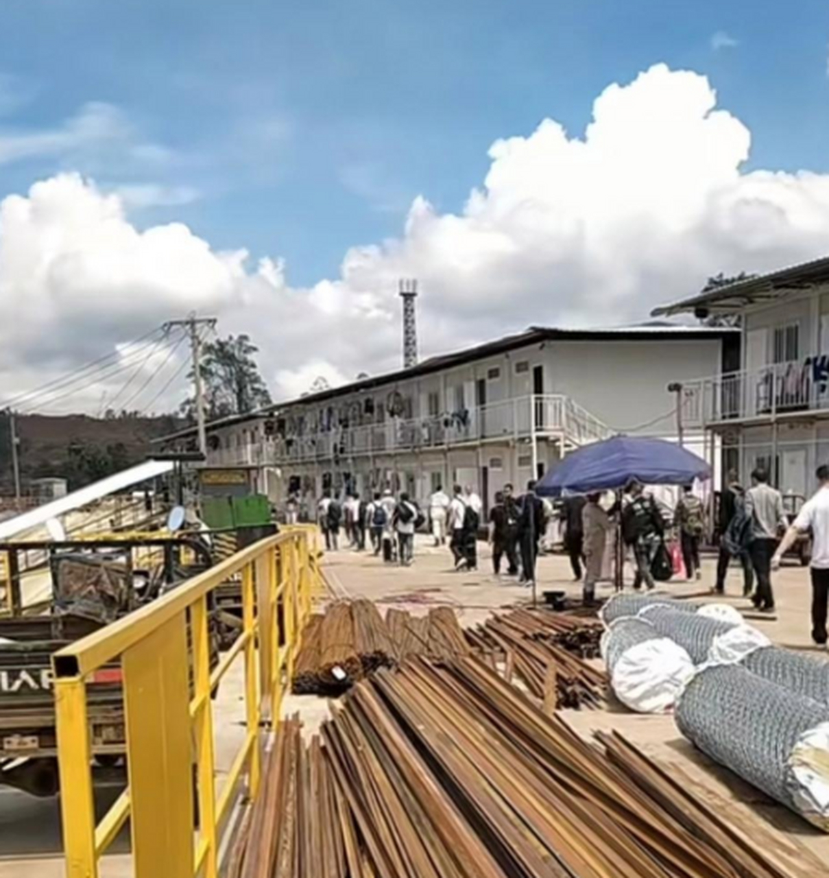 网友:和工友们来印尼打工了,坐的竟是"德龙客车"!