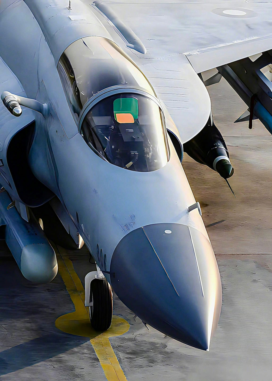 巴基斯坦空军装备的枭龙3战斗机,大家觉得从摄影角度看,这两张枭龙3