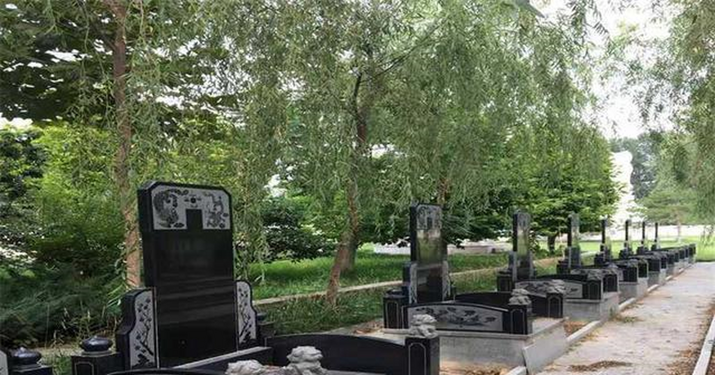 仙居园公墓整体环境也是特别舒服的,陵园的墓碑特别大气,性价比超高