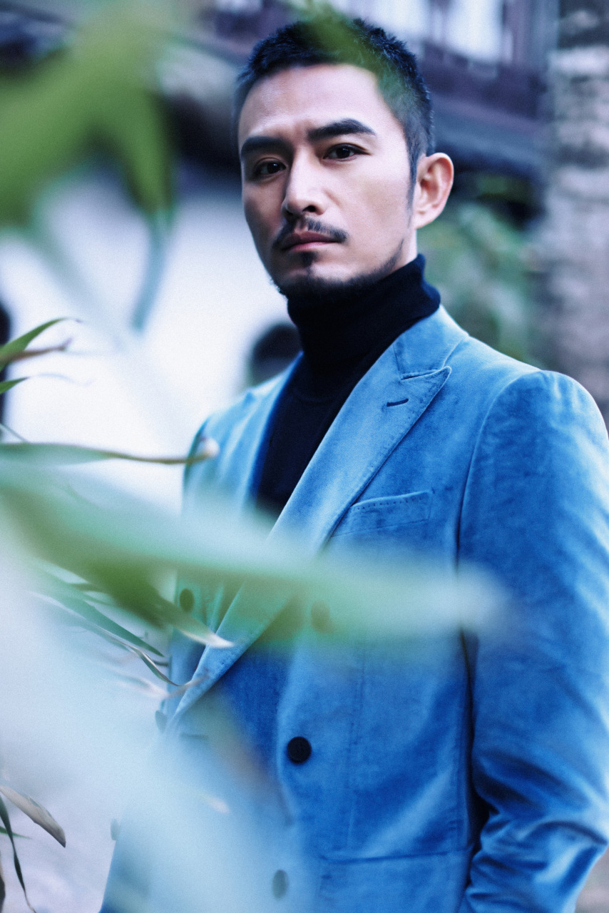 演员张晓晨身穿giovanni valentino高定西服 演绎率性风采 自在廓形