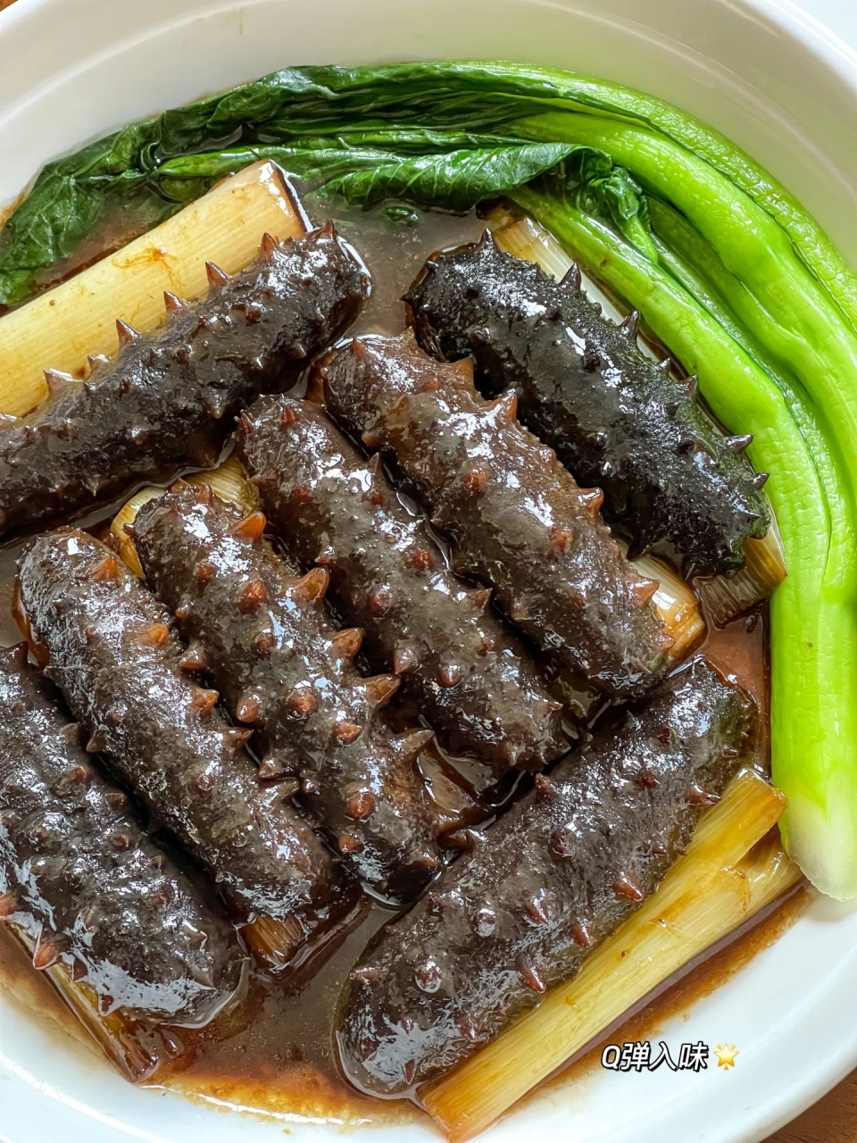 葱烧海参是山东经典的名菜, 中华特色美食,属于鲁菜系.