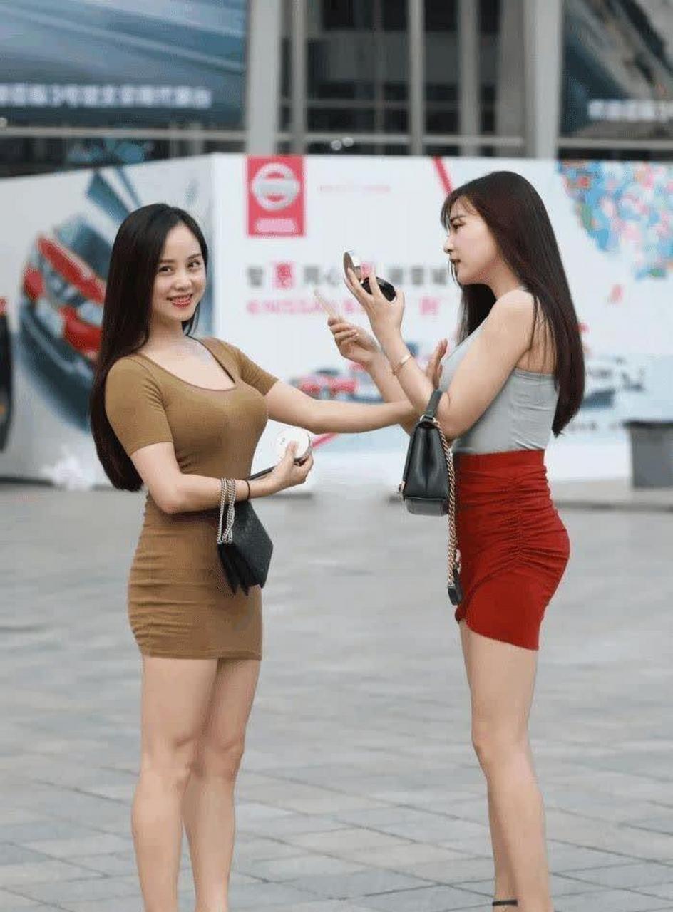 街拍微胖闺蜜二人组各有千秋