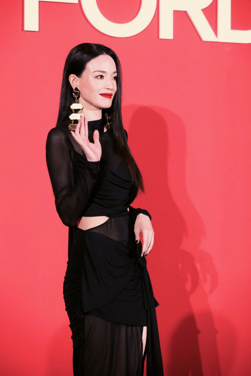 舒淇昨晚活动造型,每次出场都是如此惊艳,黑色露腰纱裙,搭配红唇黑长