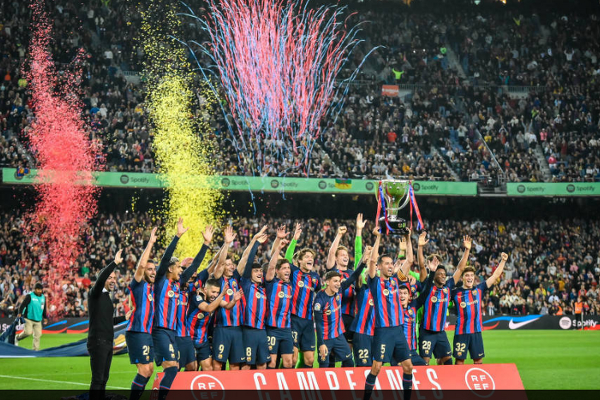 北京时间5月21日,莱万进球,巴萨输球,巴萨庆祝夺冠.