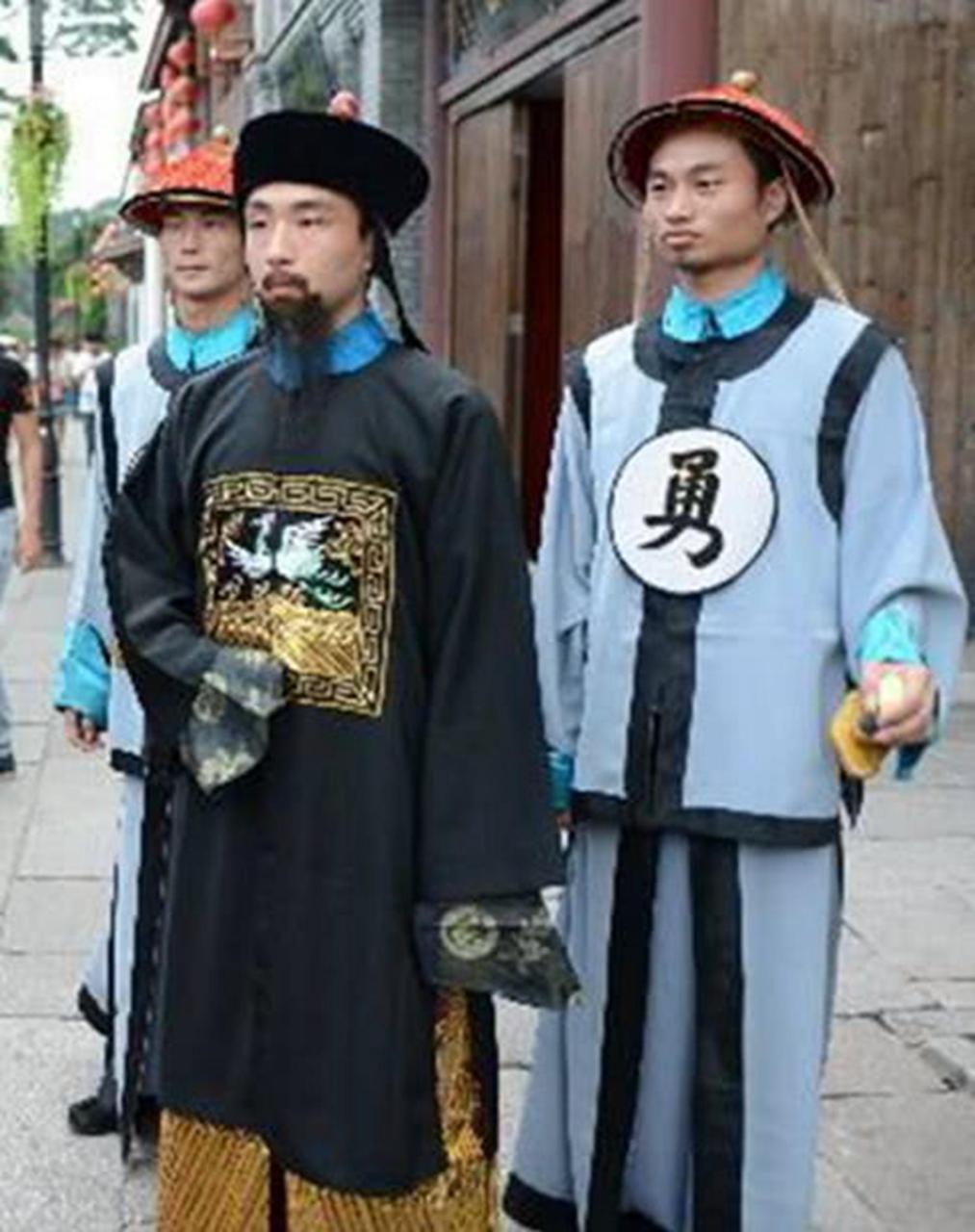 中国民间,吸引观众的不光是深宫中的故事,还有那个朝代独特的服装风格