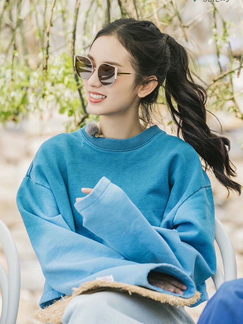 周也综艺造型 甜系少女的多变造型 看似随性组合的搭配却也穿出自己的