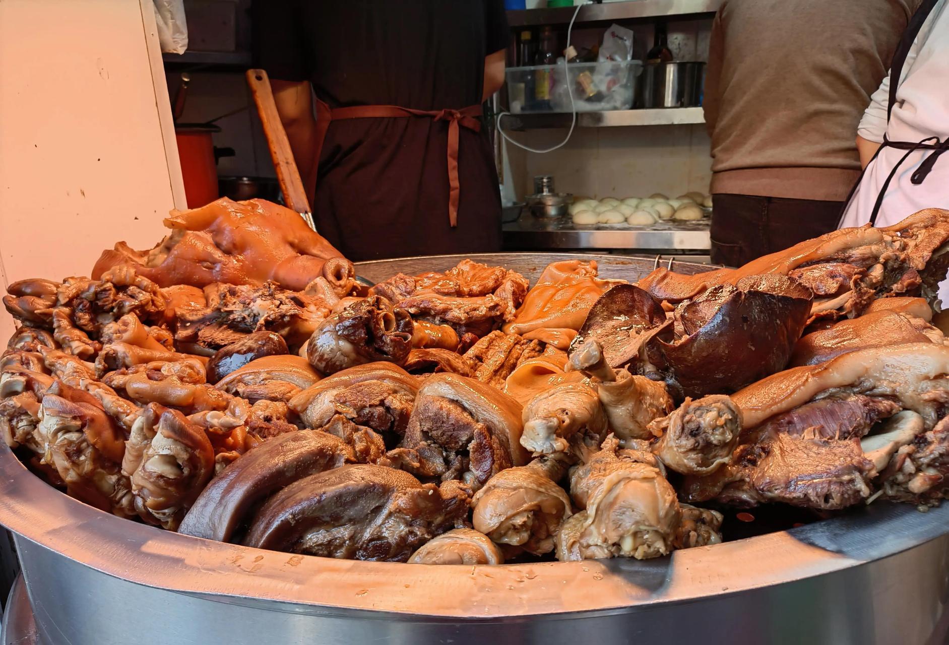 地产37岁失业大叔,健身房回来,小区楼下这家大锅卤肉不错,整点卤肉和