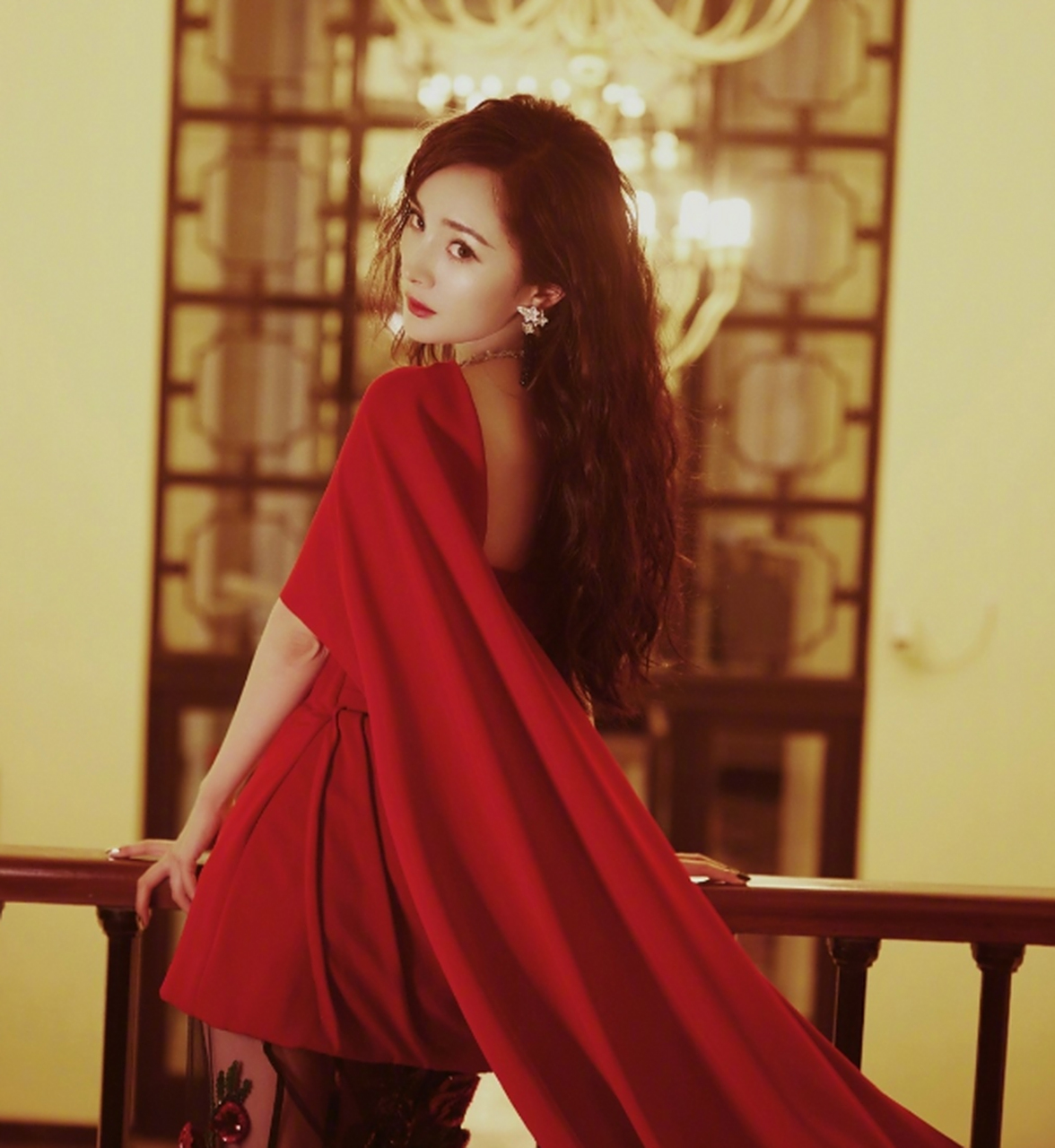 有一年走红毯,张嘉译到现场后,给宋佳打了个电话问她助理在不在,帮他