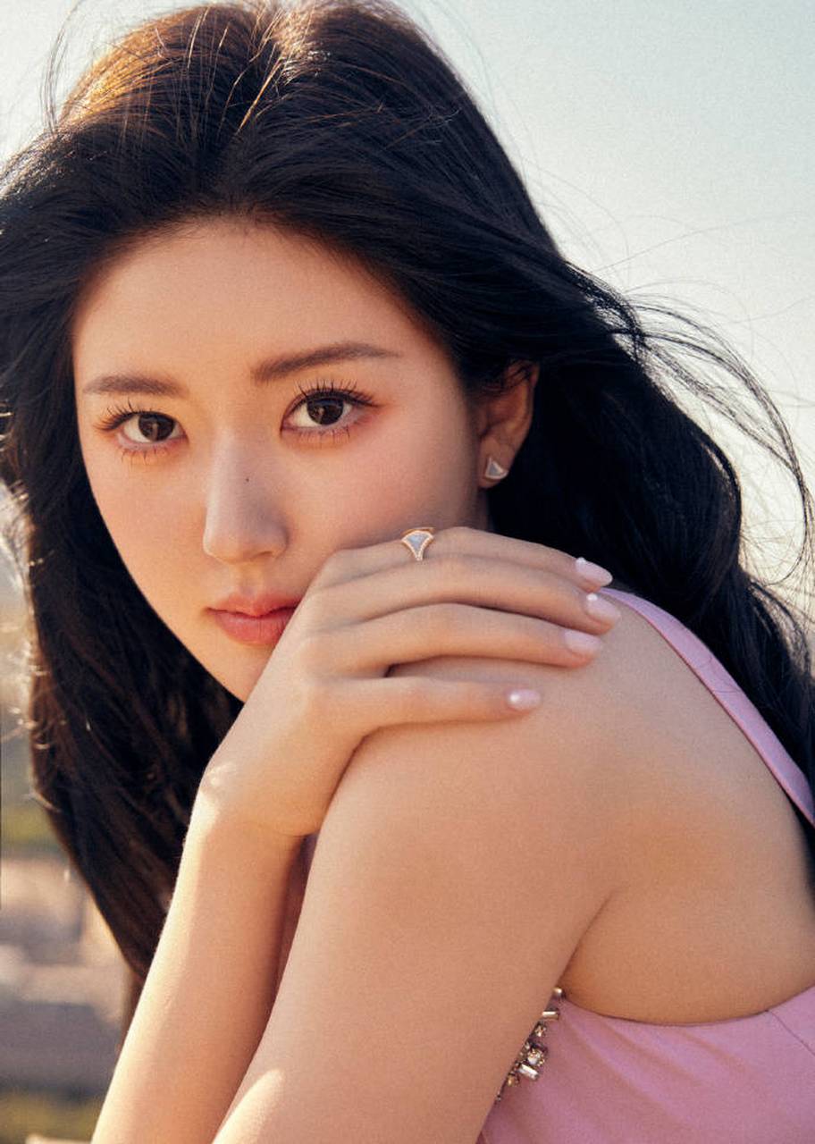 粉色吊带裙展现完美身材!