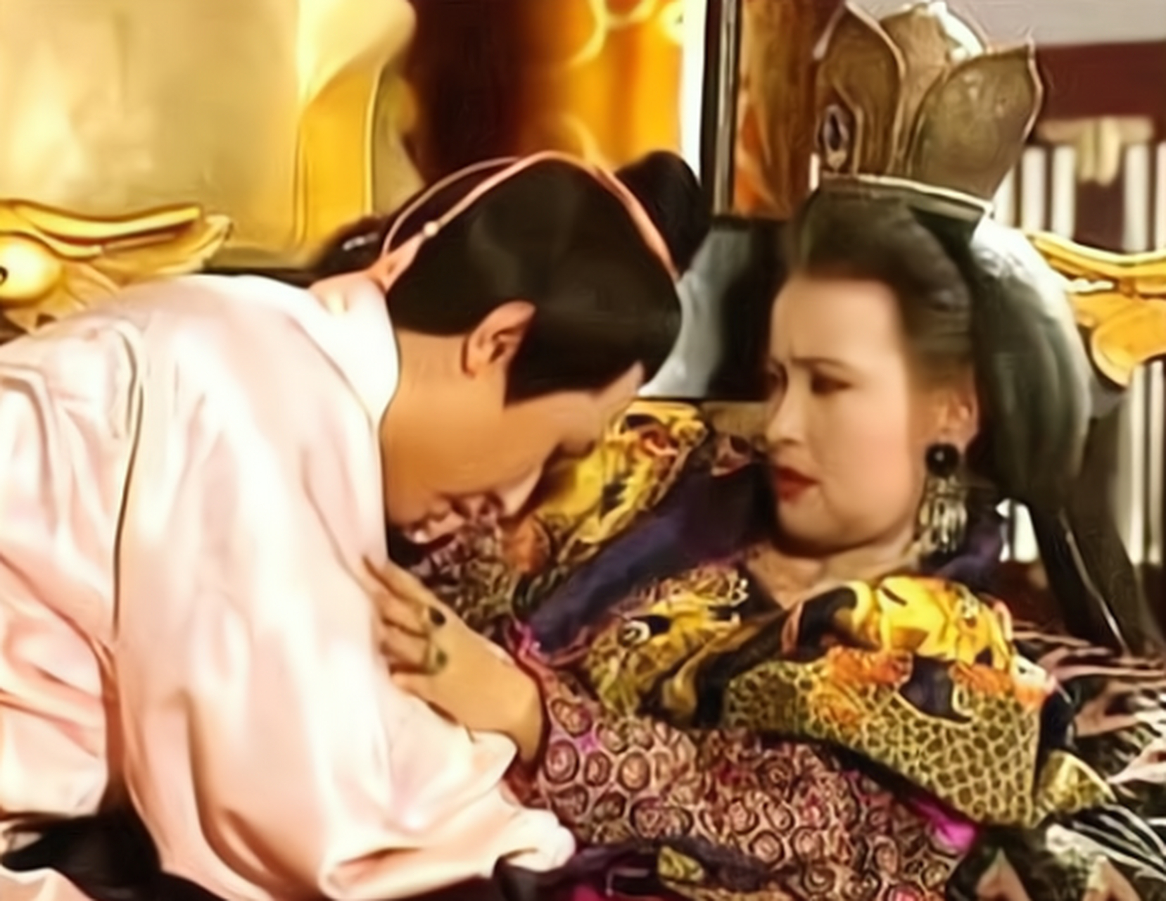 公元705年,张易之,张昌宗兄弟陪着82岁的武则天折腾一晚,又是把酒言欢