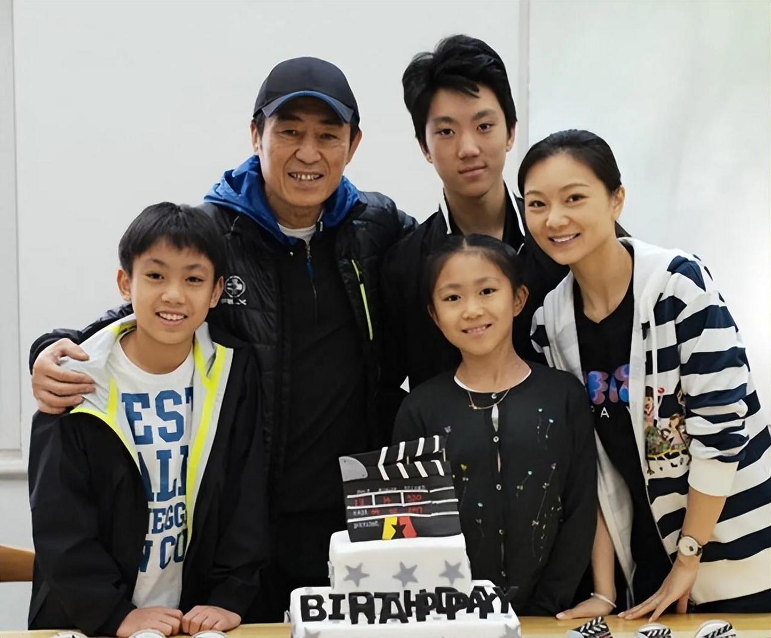 大导演张艺谋的全家照:虽然是半路再娶虽然是老少组合虽然是超生家庭