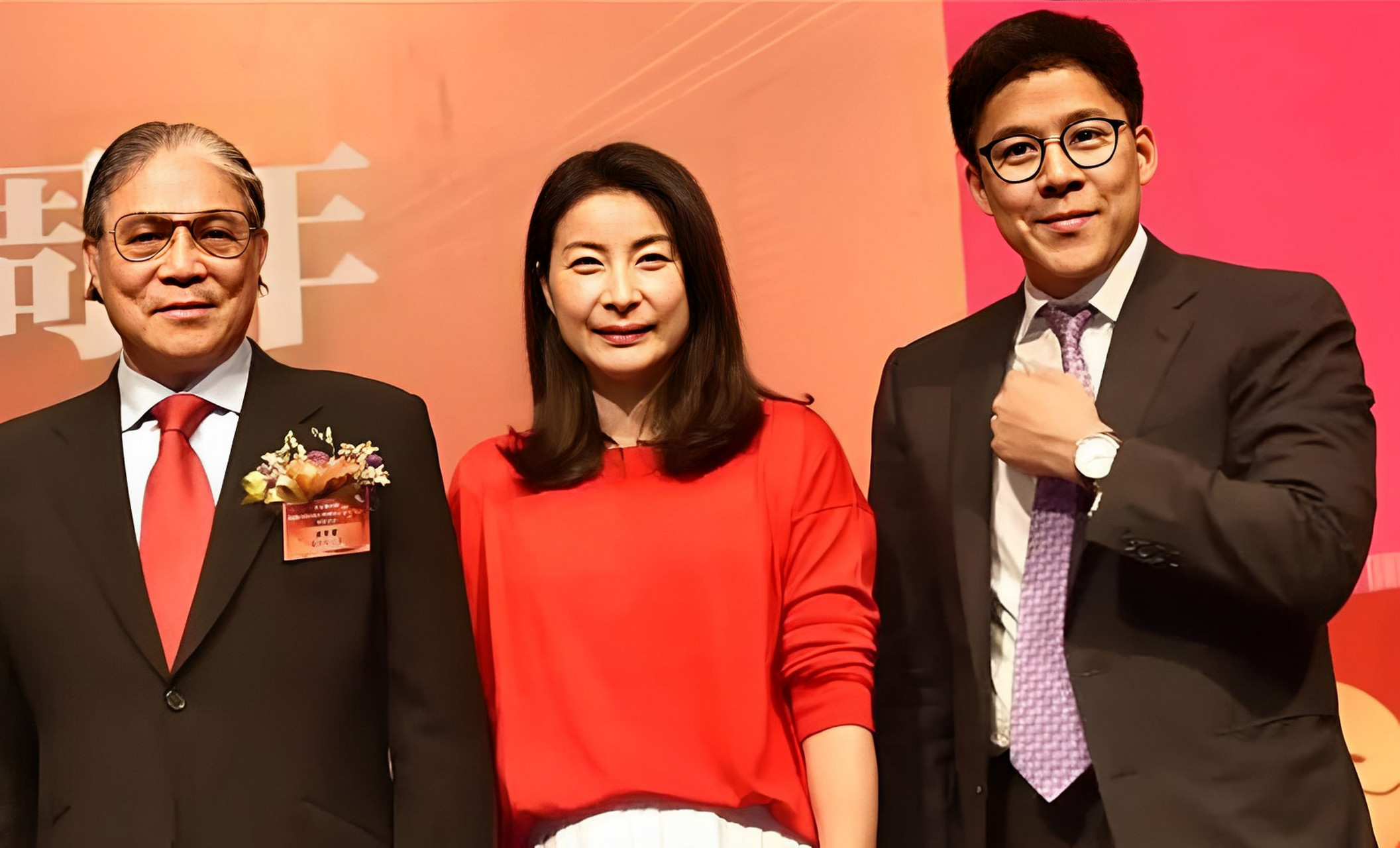 霍家在香港可是货真价实的世家,郭晶晶不过是个运动员.