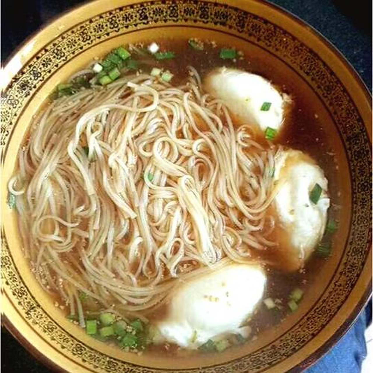 乾州挂面也叫酸汤面,酸汤挂面,看着细而白,吃着筋而光,并且耐存,耐煮