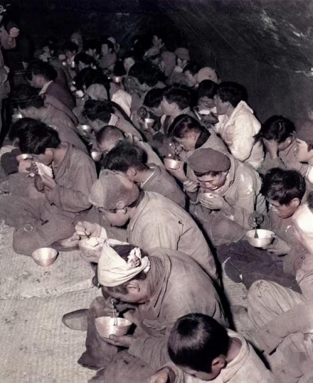 1952年,朝鲜战场,美军战俘营中的影像,照片中即有朝鲜人民军,也有我