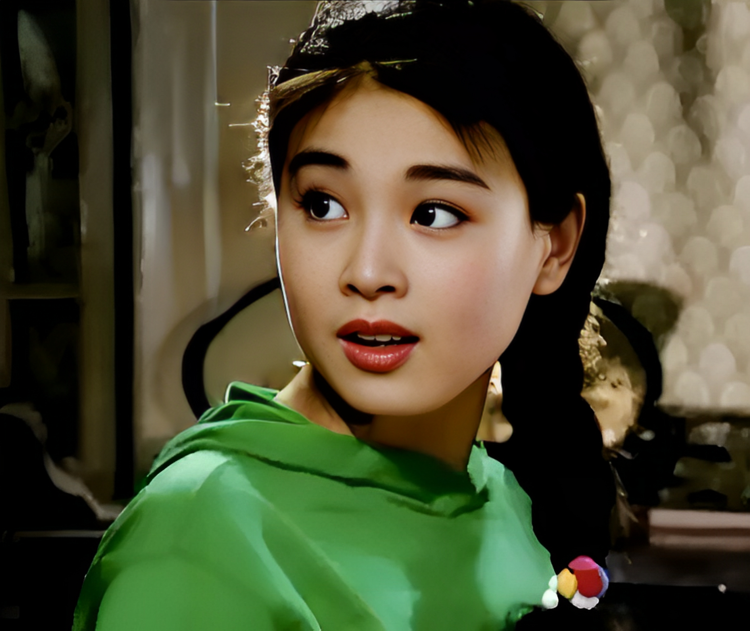 这是一张90年代上世纪女演员的照片.她年轻漂亮,眼睛明亮,牙齿洁白.
