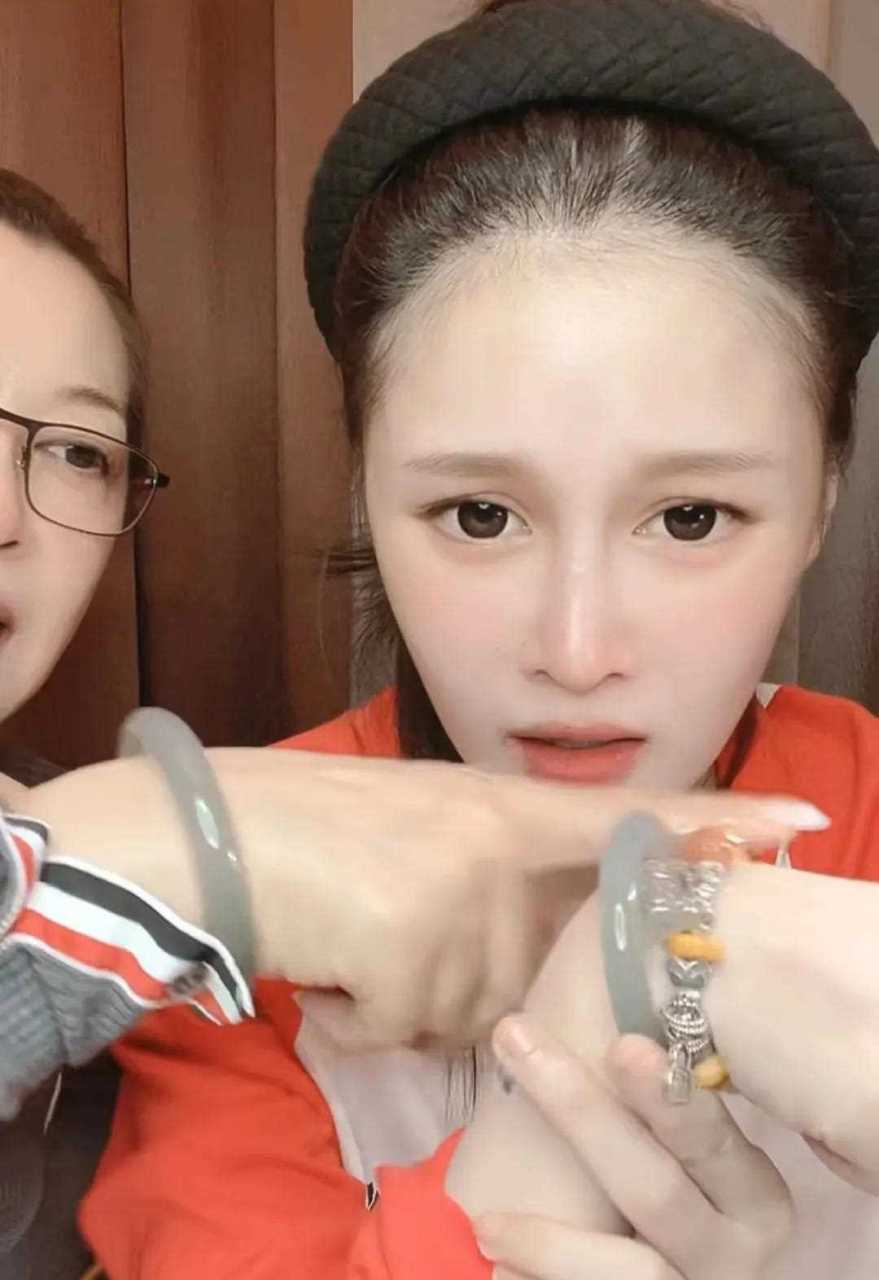 网红球球刚刚和母亲直播表示:母亲手上戴的翡翠镯子价值500万,我手上