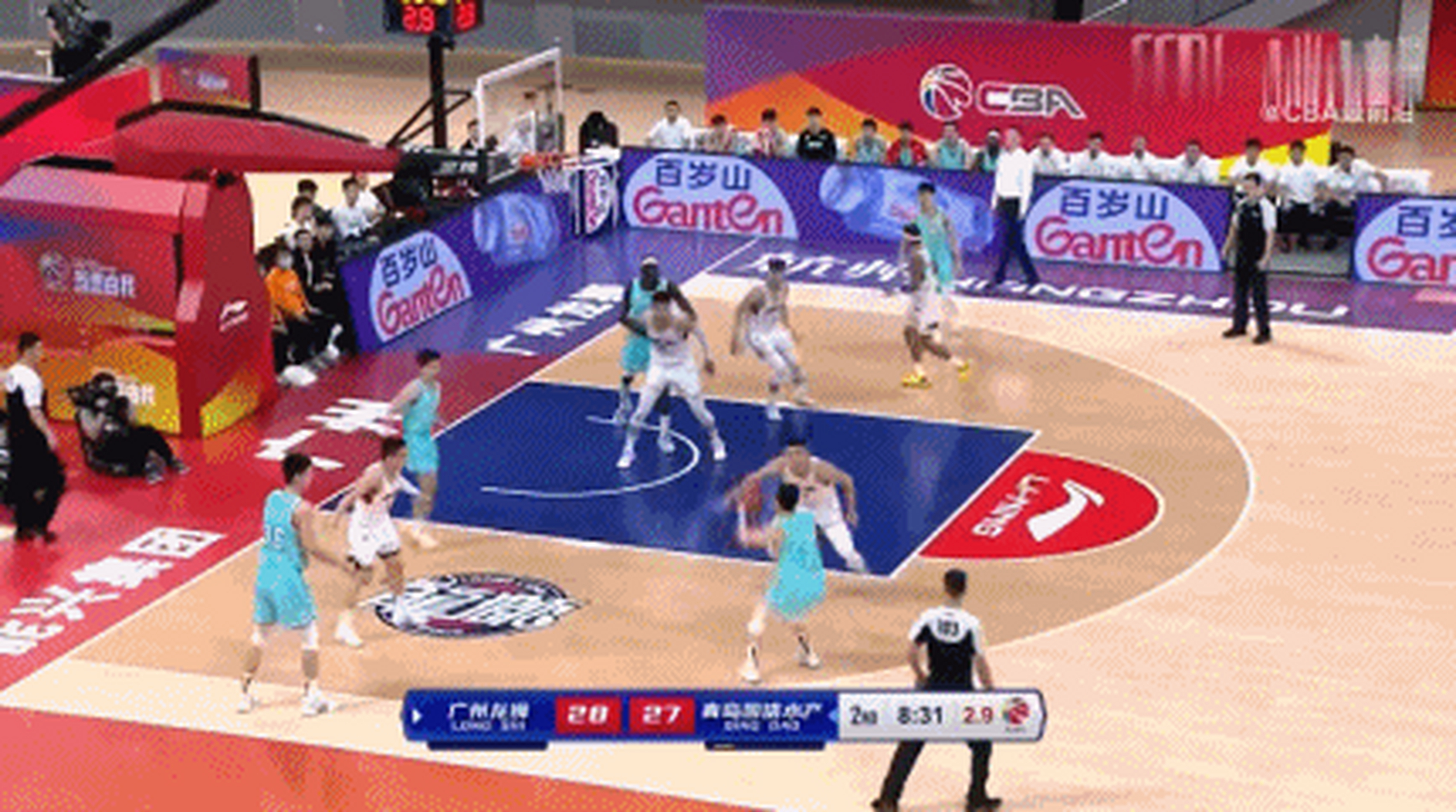 昨晚cba青岛队对阵广州队,青岛队22号王洪抢下前场篮板,无人防守,没有