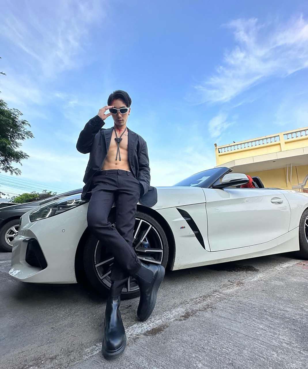 肌肉男戴着墨镜,敞开西装,靠在跑车前,看上去很酷.  [期待]#溯源初探