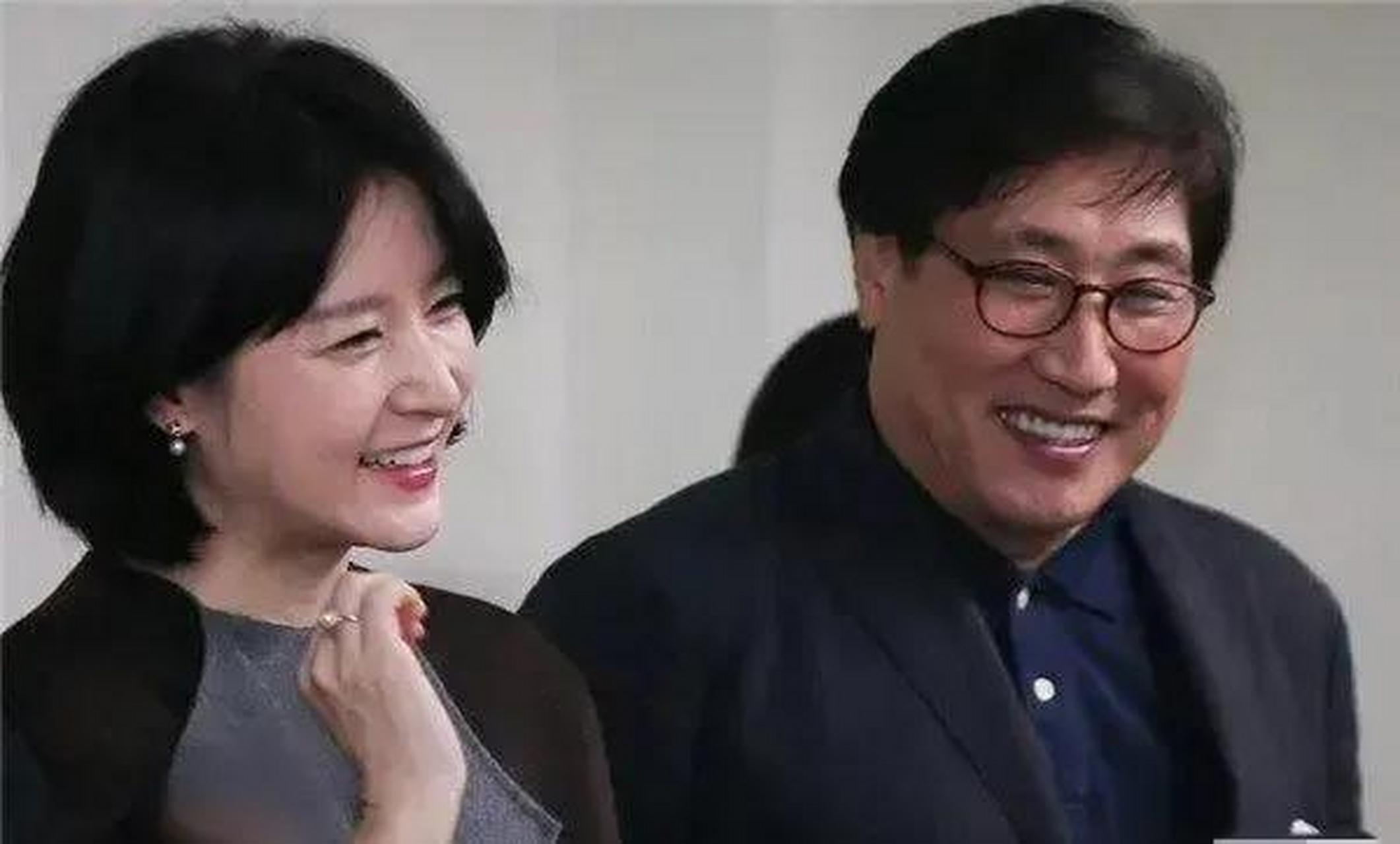 李英爱和老公郑豪泳两个人真的是很有夫妻相,虽然她老公的脸一个抵着