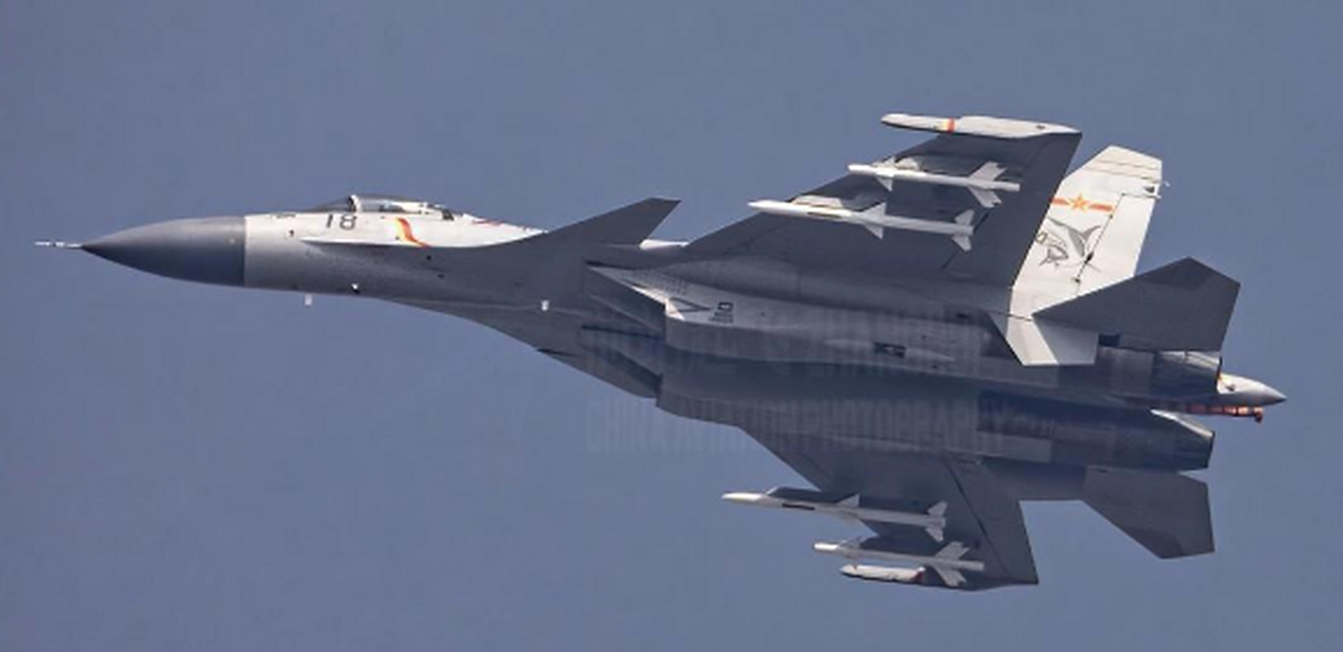 山东舰全舰舰载机出动,大批歼15抵近台岛,美政客叫嚣协防!