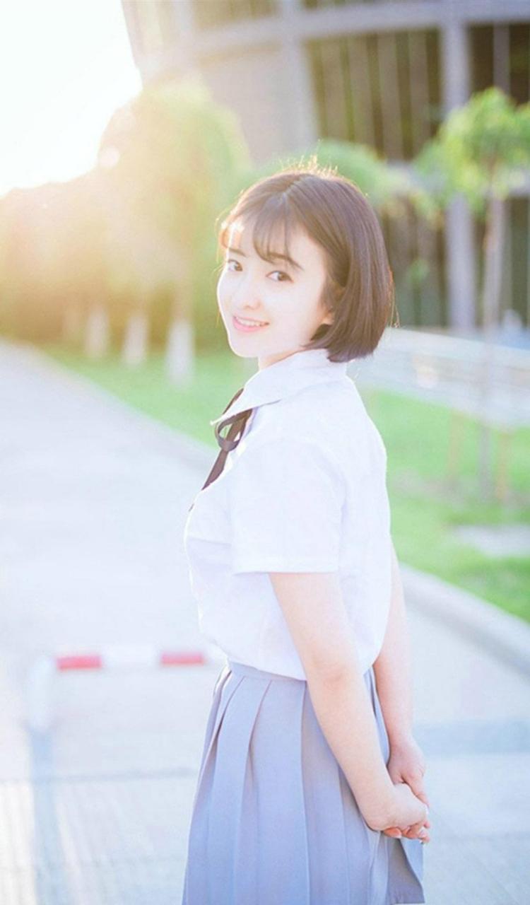 高颜值清纯短发校园女孩