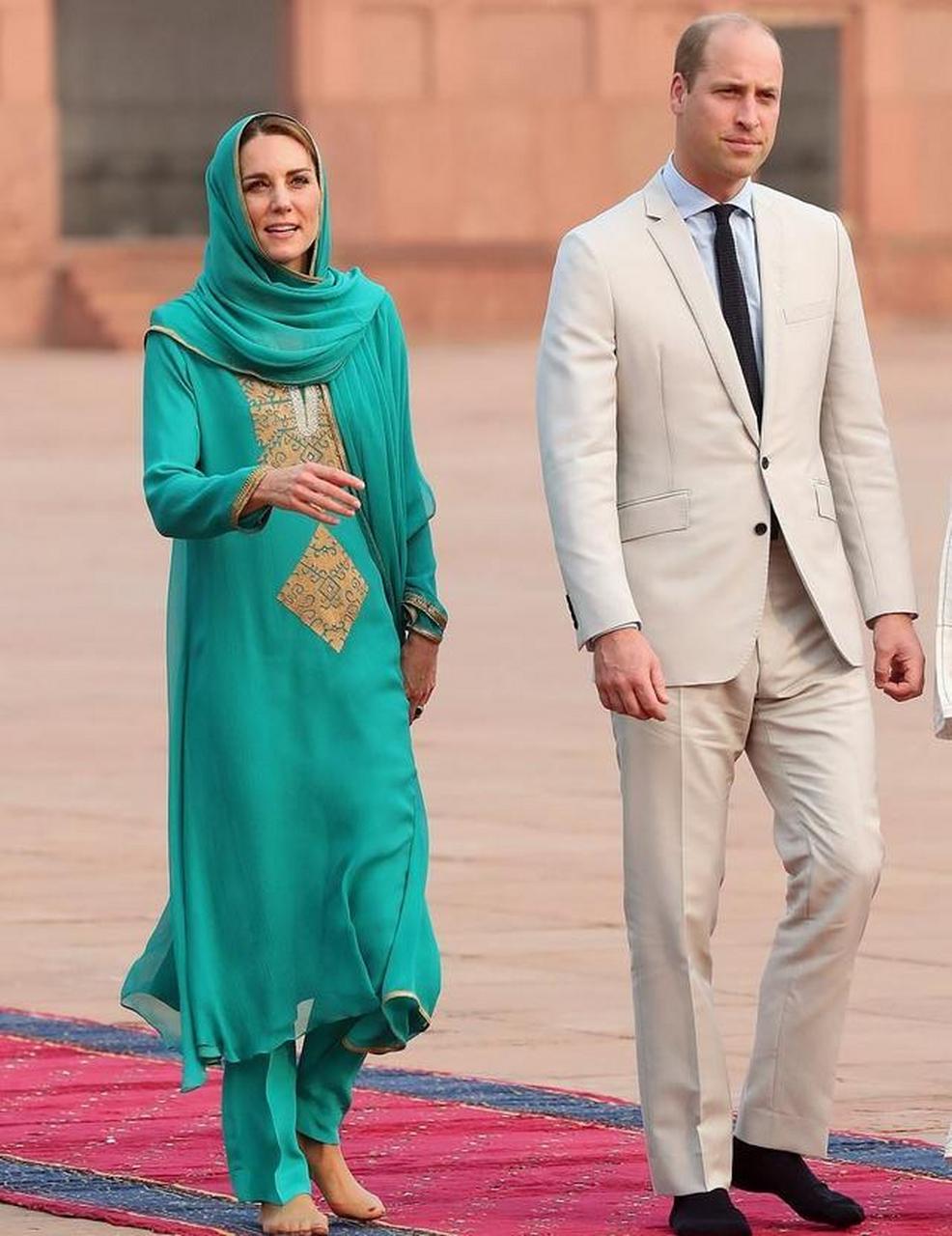 尼泊尔末代国王王后亮相庆生!王后穿红色纱丽太惊艳,一脸富贵相