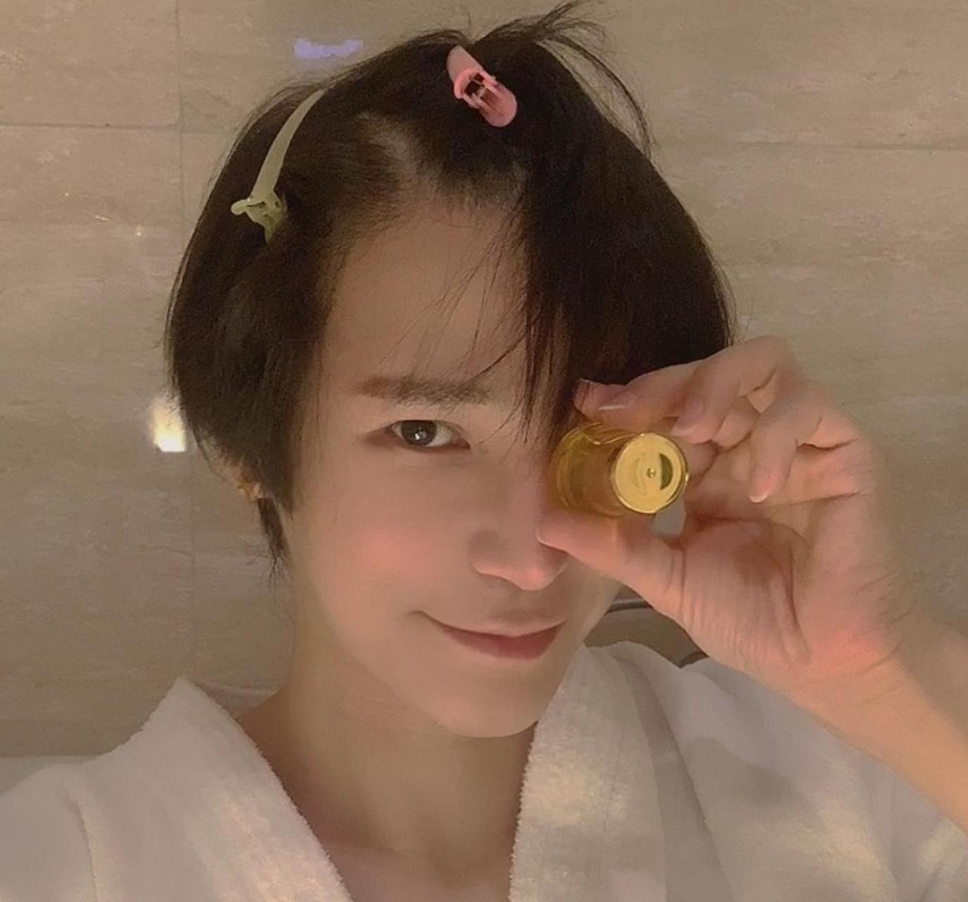 陈奕天发女装祝全天下妈妈阿姨奶奶姑姑姐姐都快乐 陈奕天发女装祝全