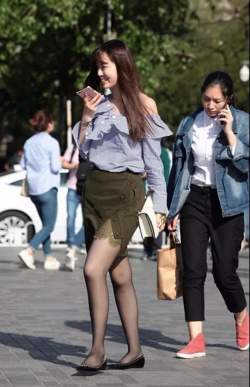街拍:柳叶细腰婀娜的身材,长发飘飘大长腿美女,聊的甚是开心!