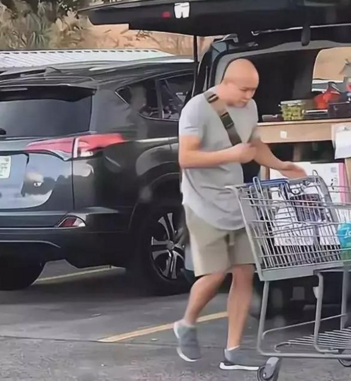 情感导师乐嘉到美国生活后,身材是越来越壮硕了,胸肌臂肌一看就没少练