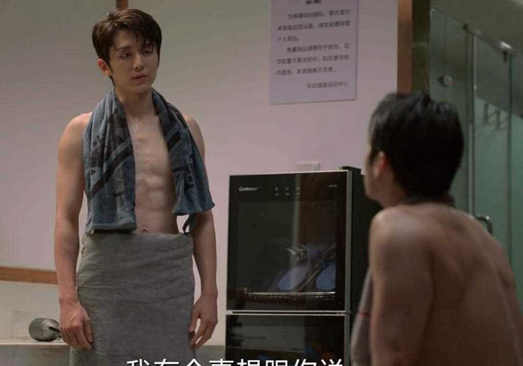 张新成的身材居然这么好,腹肌一块是一块的!