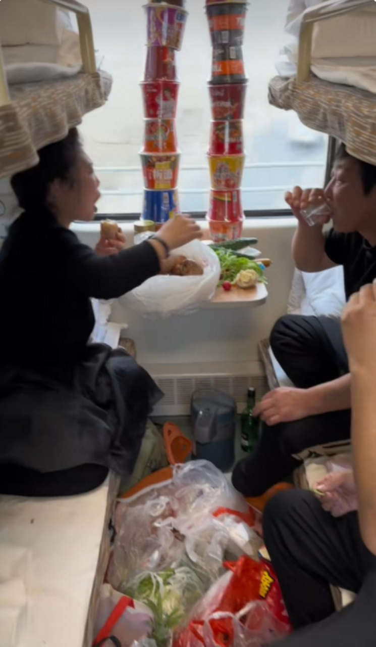 个人观点,我非常讨厌在火车上,大吃大喝!尤其是喝酒的!