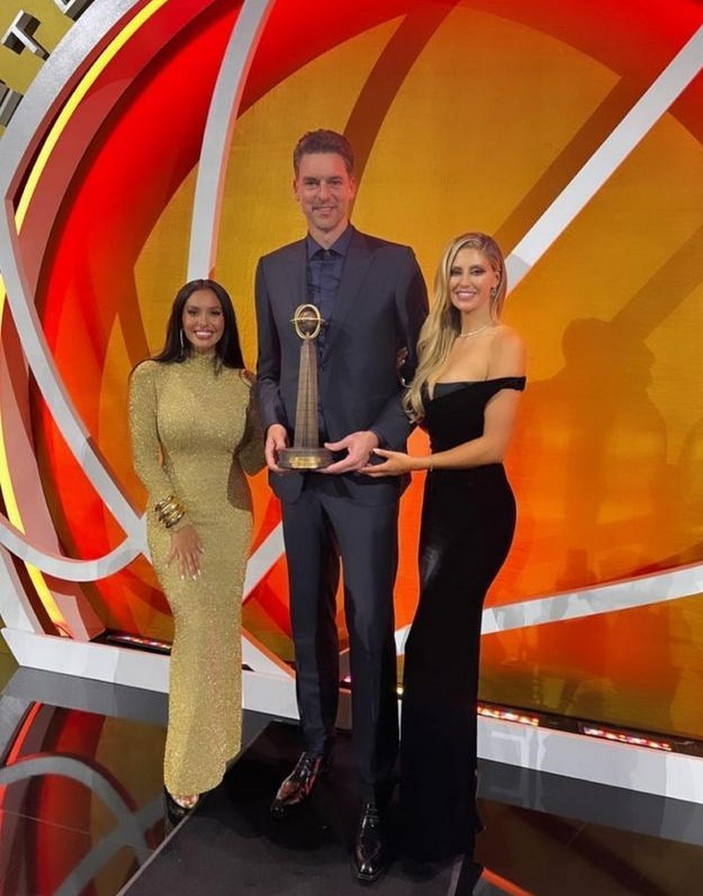 瓦妮莎晒与加索尔合照,祝贺加索尔入选名人堂,科比球迷说:光芒盖过了