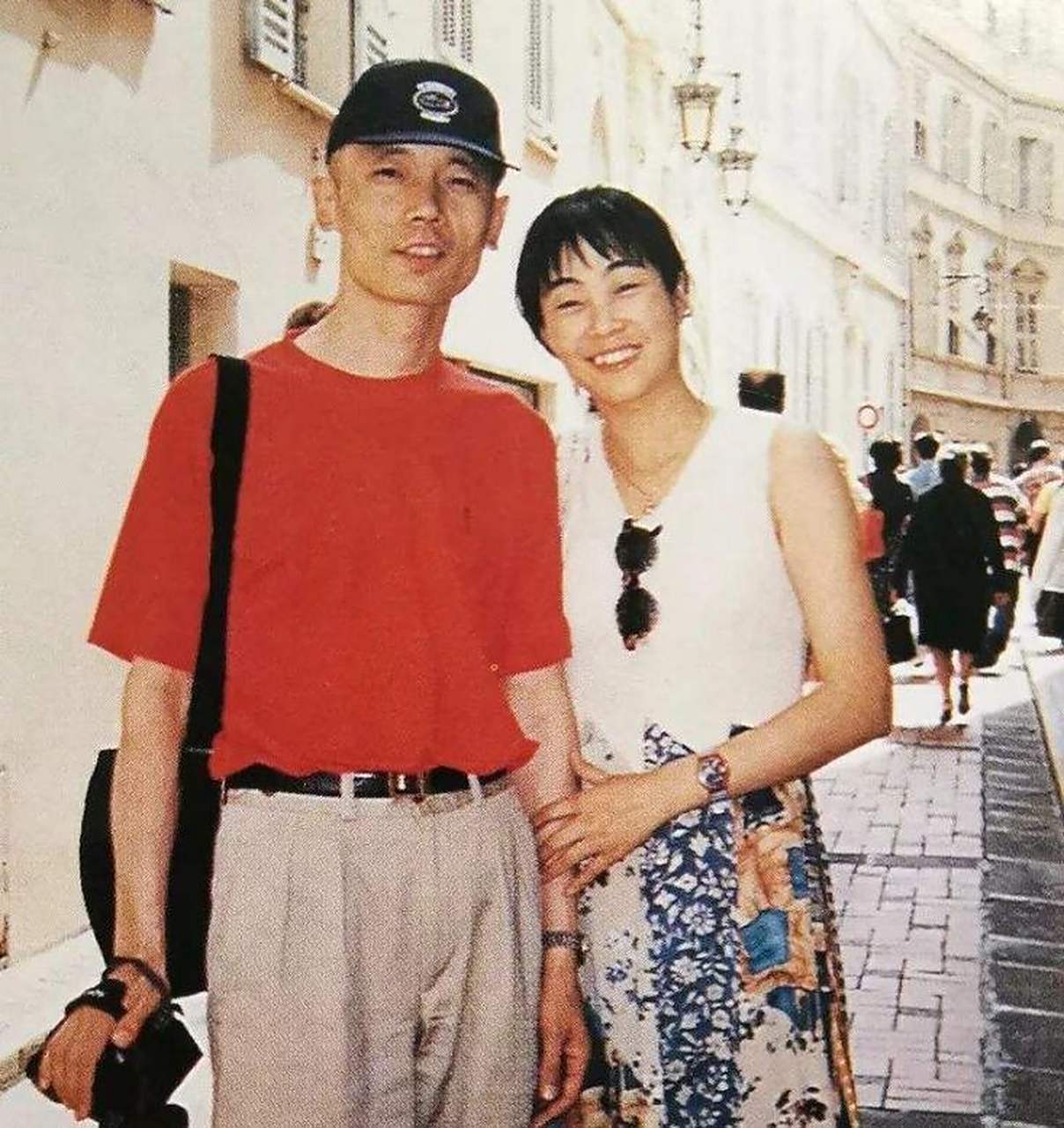 1995年,葛优在妻子贺聪的建议下,拿出350万,在北京三环买了四套170平