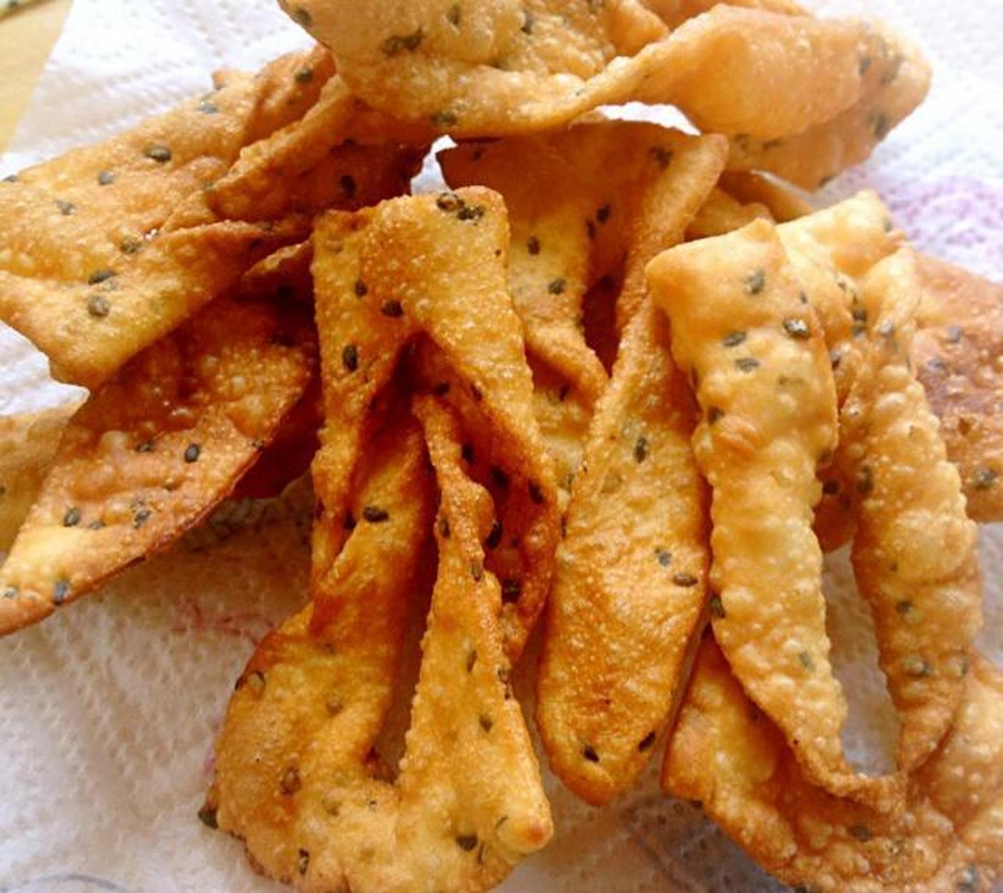 河南人一般把这种面食花样叫"炸麻叶"是过年必不可少的零食之一,味道