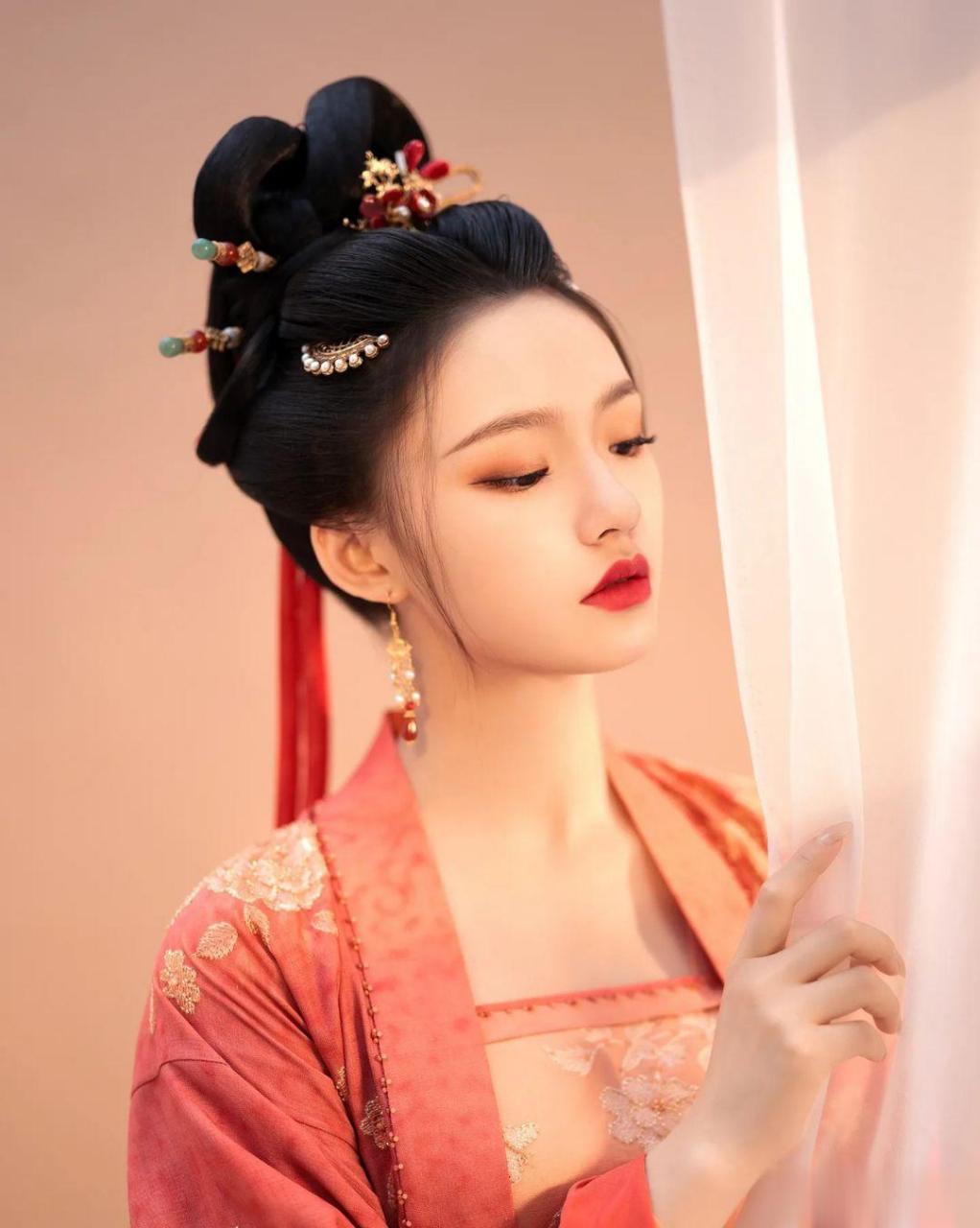 林允#古装造型低头抚琴娴静柔美!