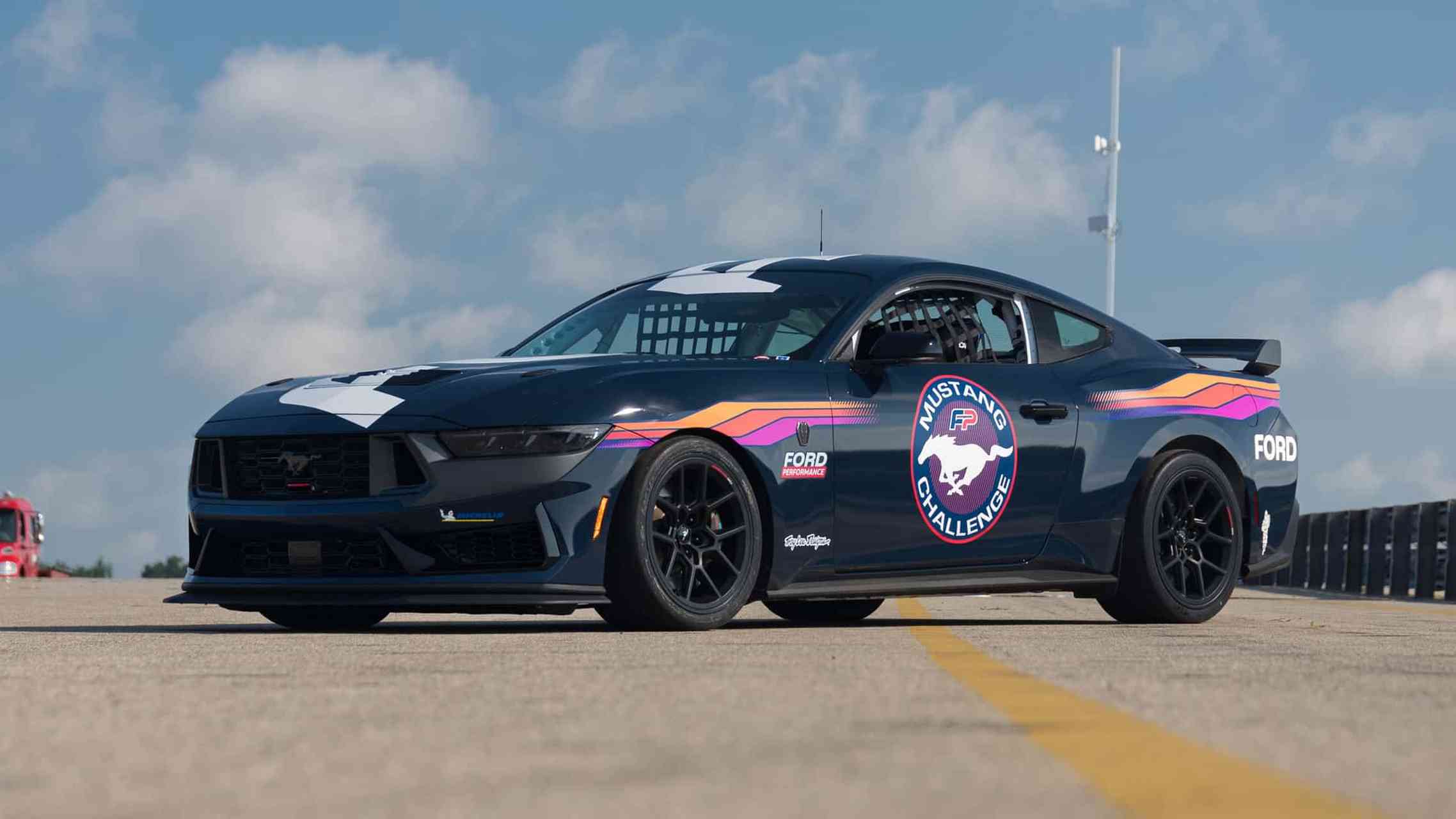 福特野马dark horse r 首次亮相,搭载5.