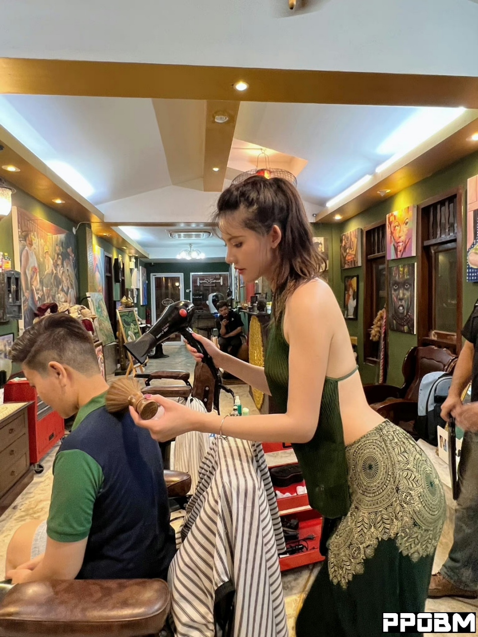 模特阿朱 理发店